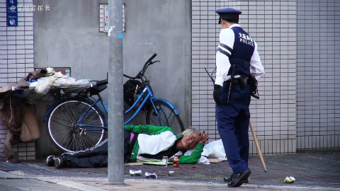 雷探长走进日本贫民区,警察骑自行车巡逻,旅馆50元一晚